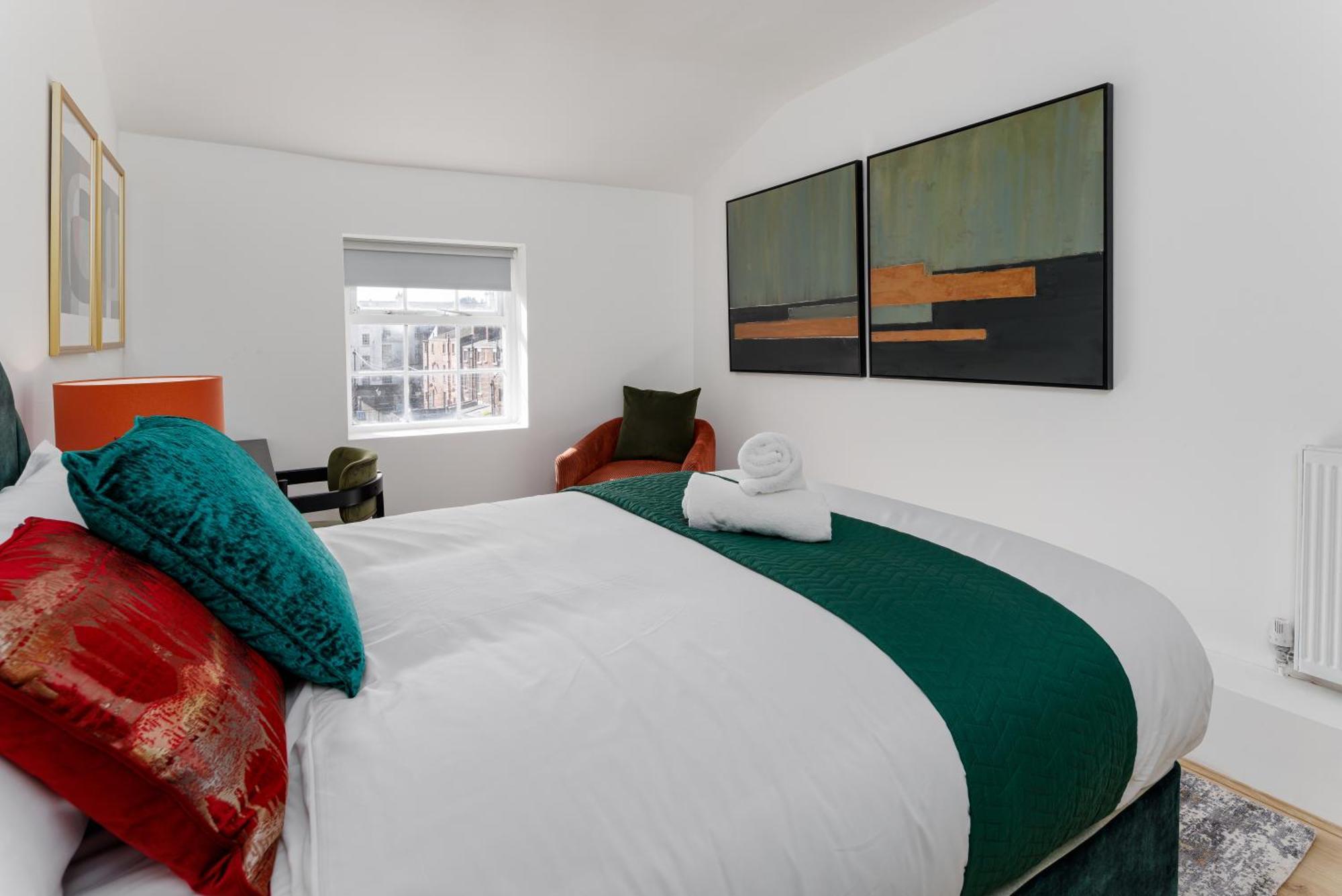 Flatzy - Centre Mansion 2, Sleeps 22, 4 Baths Holiday home *