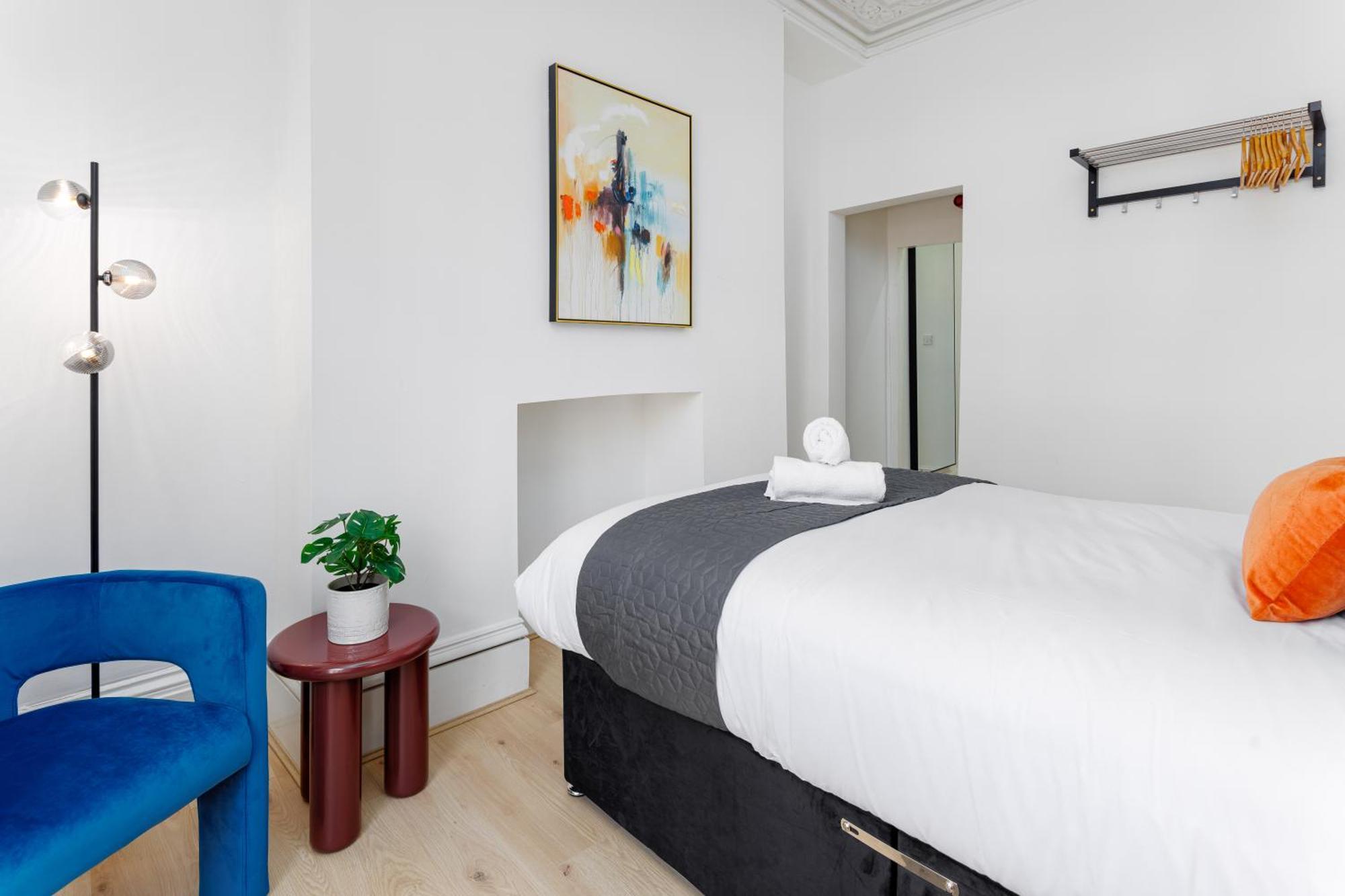 Flatzy - Centre Mansion 2, Sleeps 22, 4 Baths Liverpool