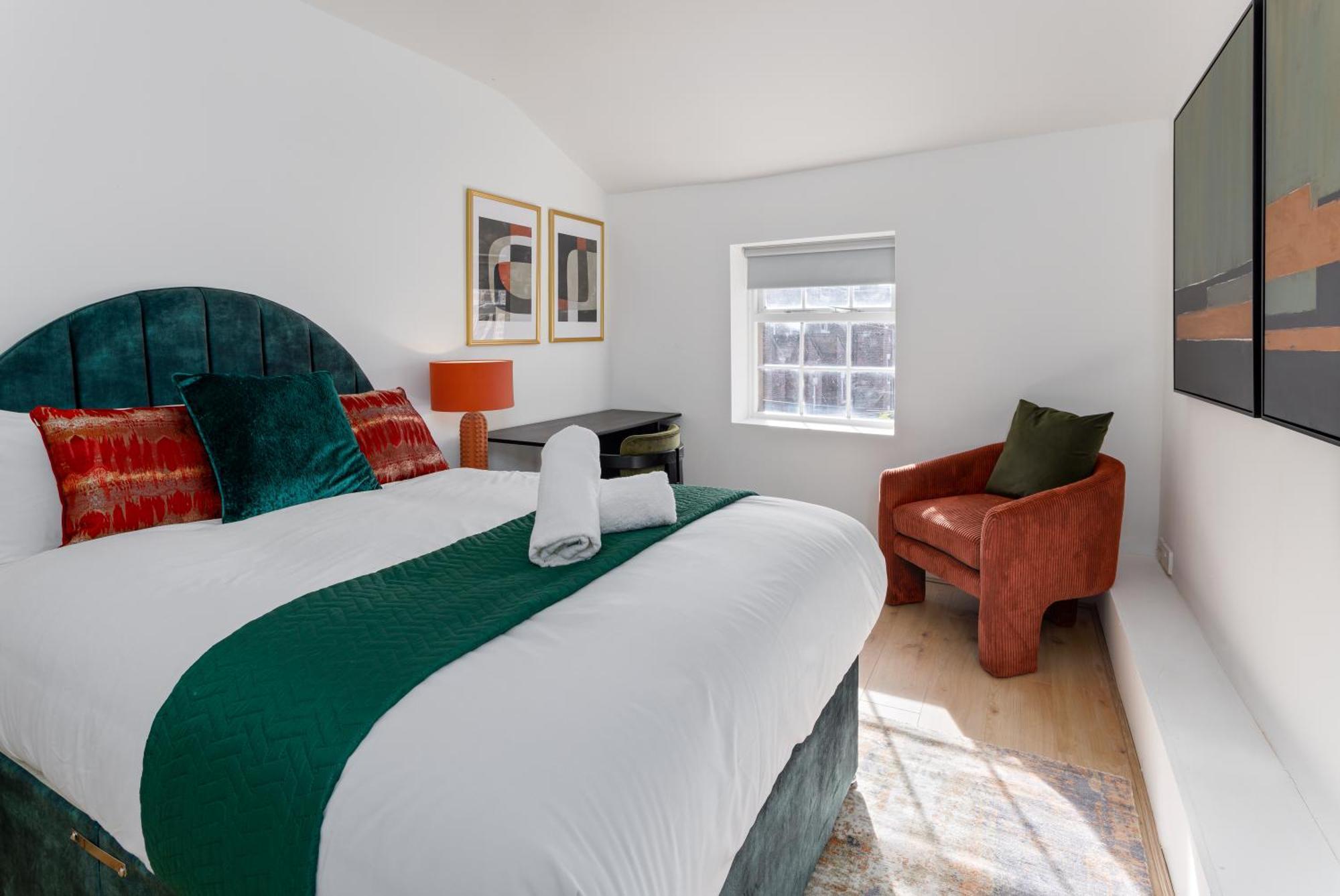 Flatzy - Centre Mansion 2, Sleeps 22, 4 Baths