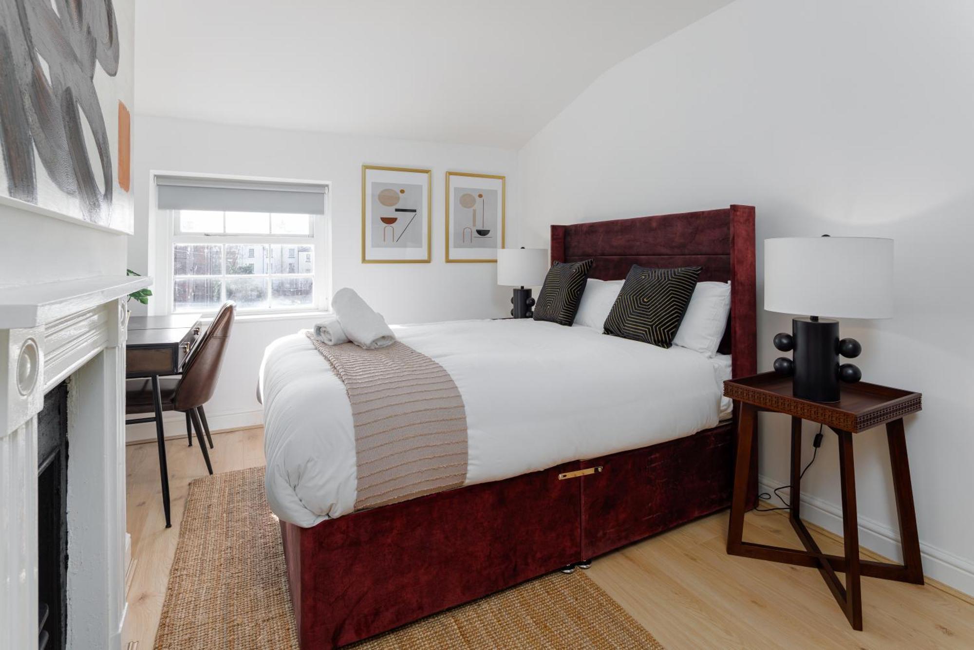 Flatzy - Centre Mansion 2, Sleeps 22, 4 Baths Holiday home *
