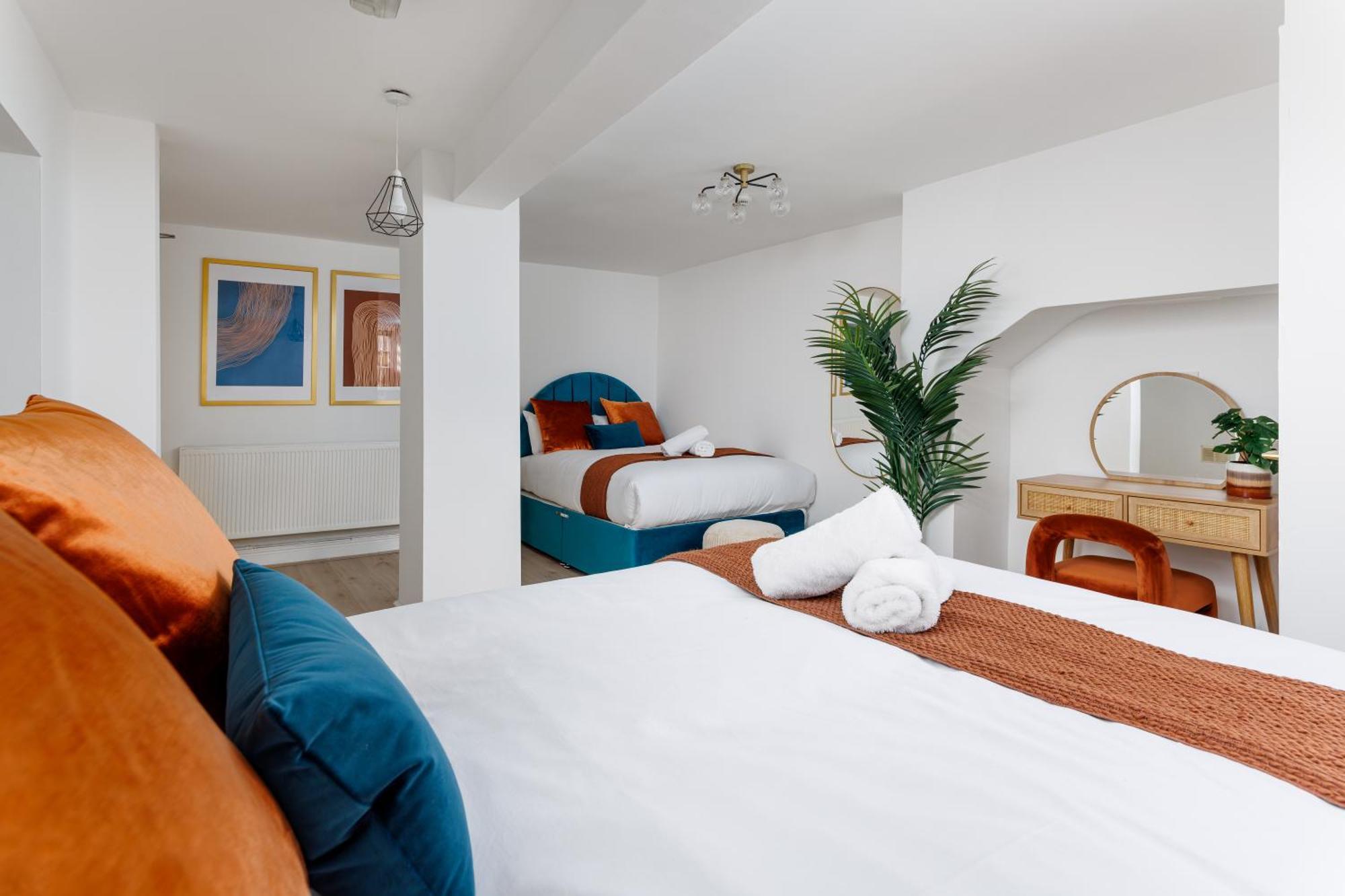 Flatzy - Centre Mansion 2, Sleeps 22, 4 Baths Liverpool