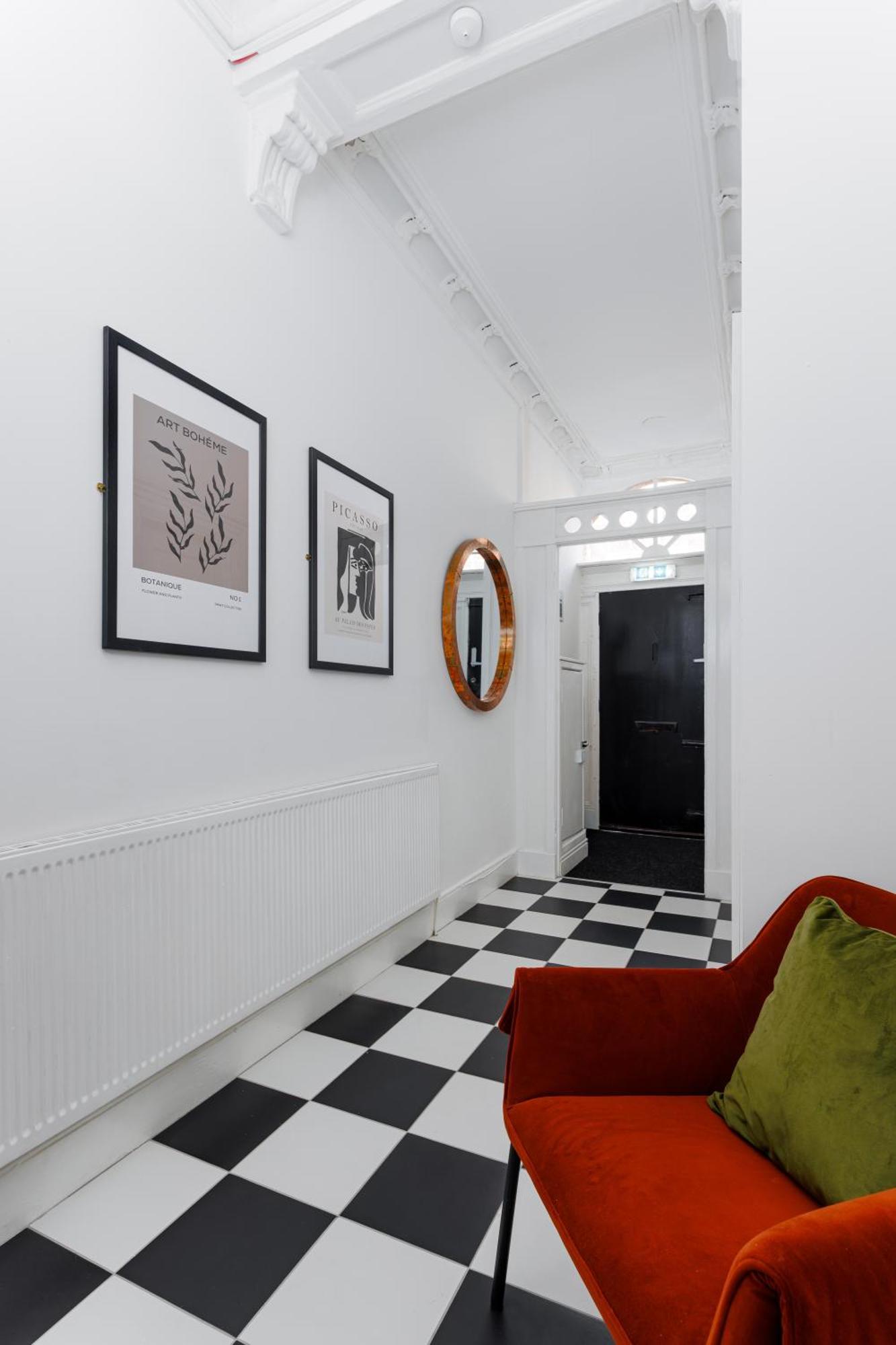 Flatzy - Centre Mansion 2, Sleeps 22, 4 Baths Holiday home *