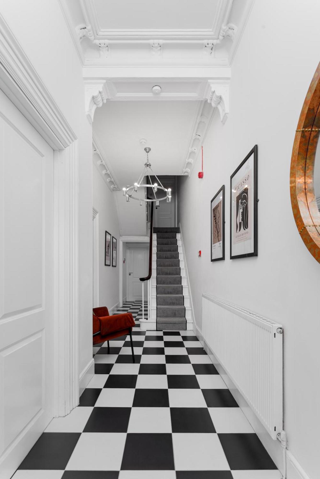 Flatzy - Centre Mansion 2, Sleeps 22, 4 Baths Holiday home *