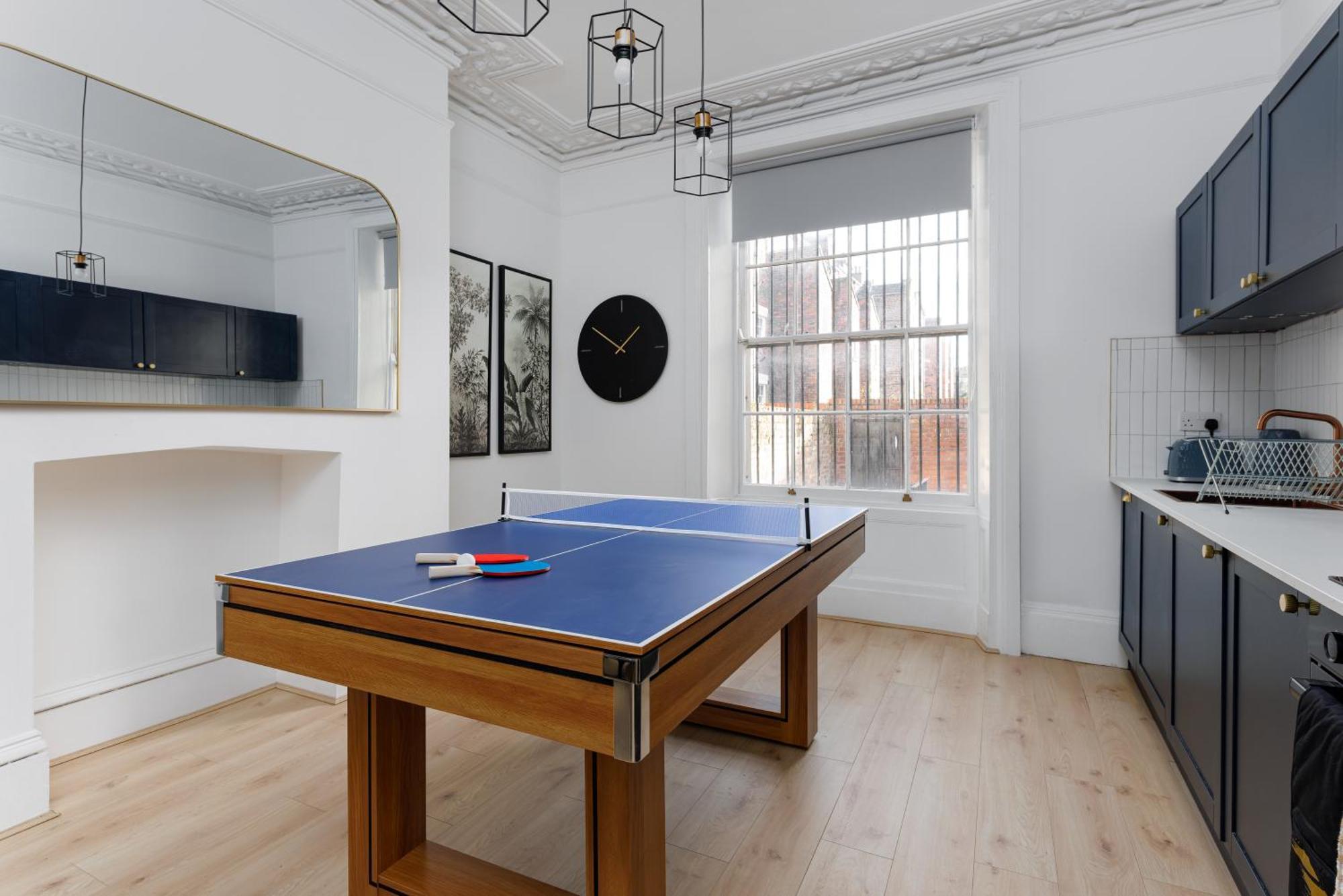 Flatzy - Centre Mansion 2, Sleeps 22, 4 Baths *