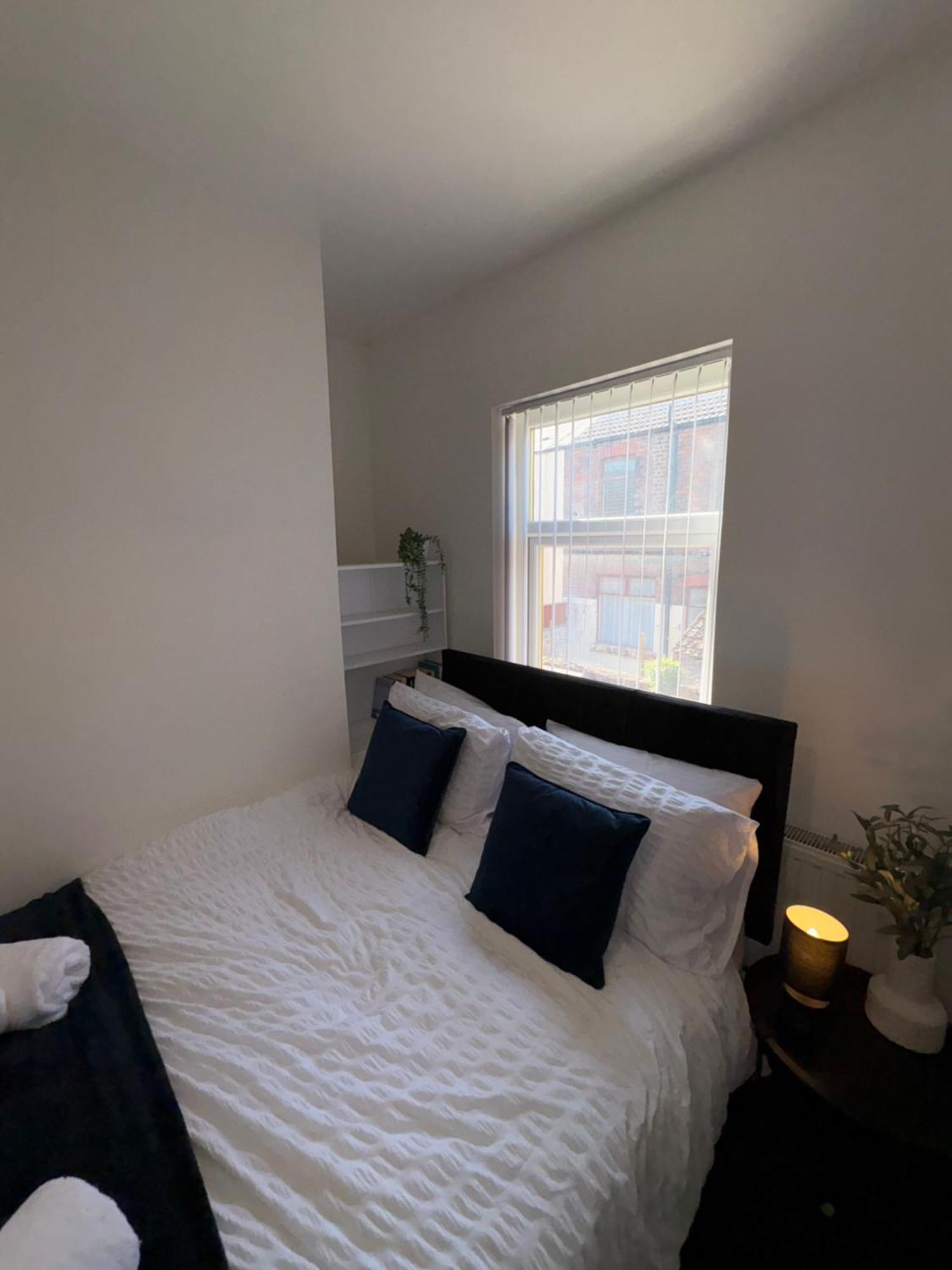 Spacious House - Contractors And Groups Welcome! Holiday home Liverpool