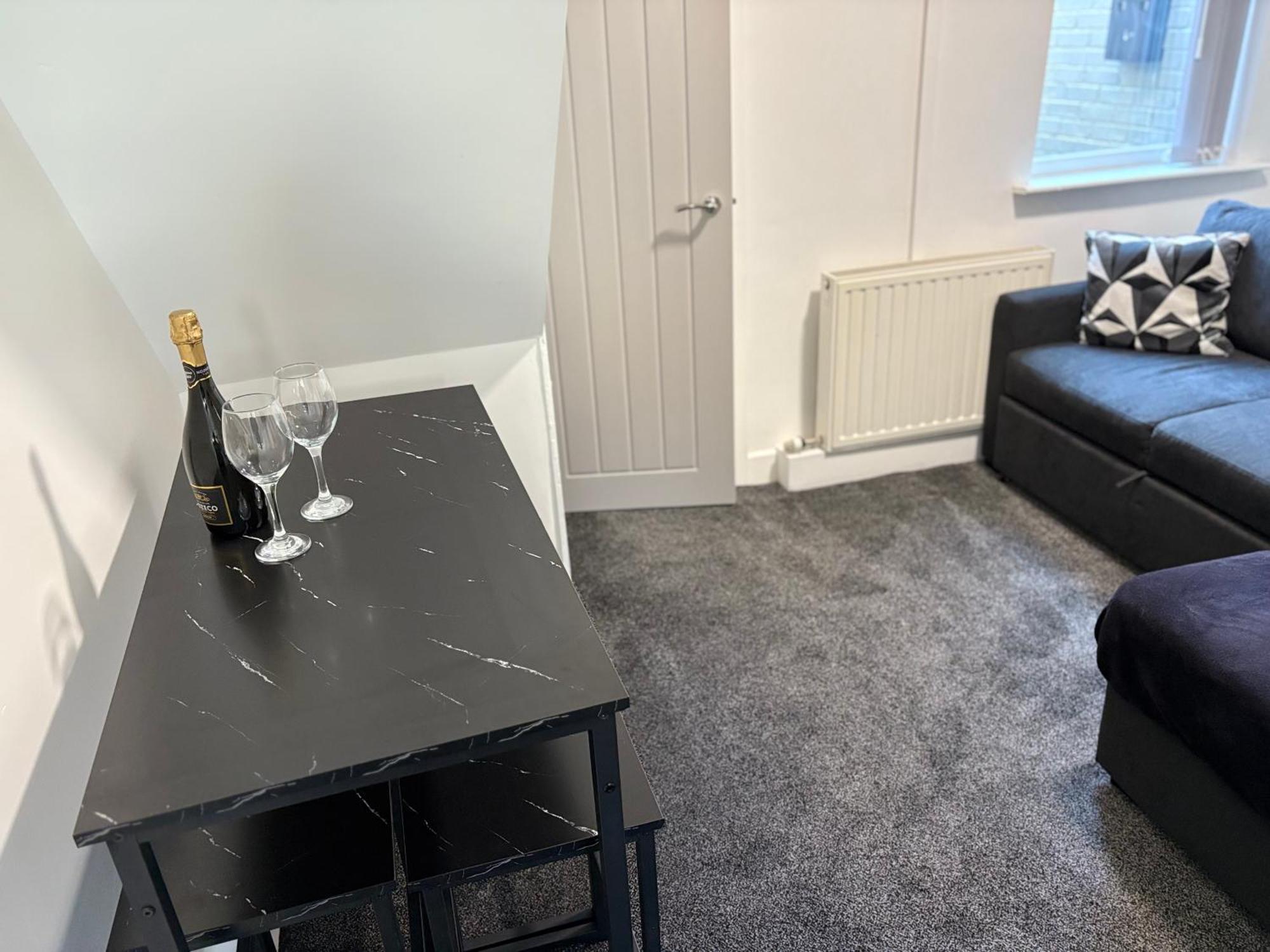 Spacious House - Contractors And Groups Welcome! * Liverpool