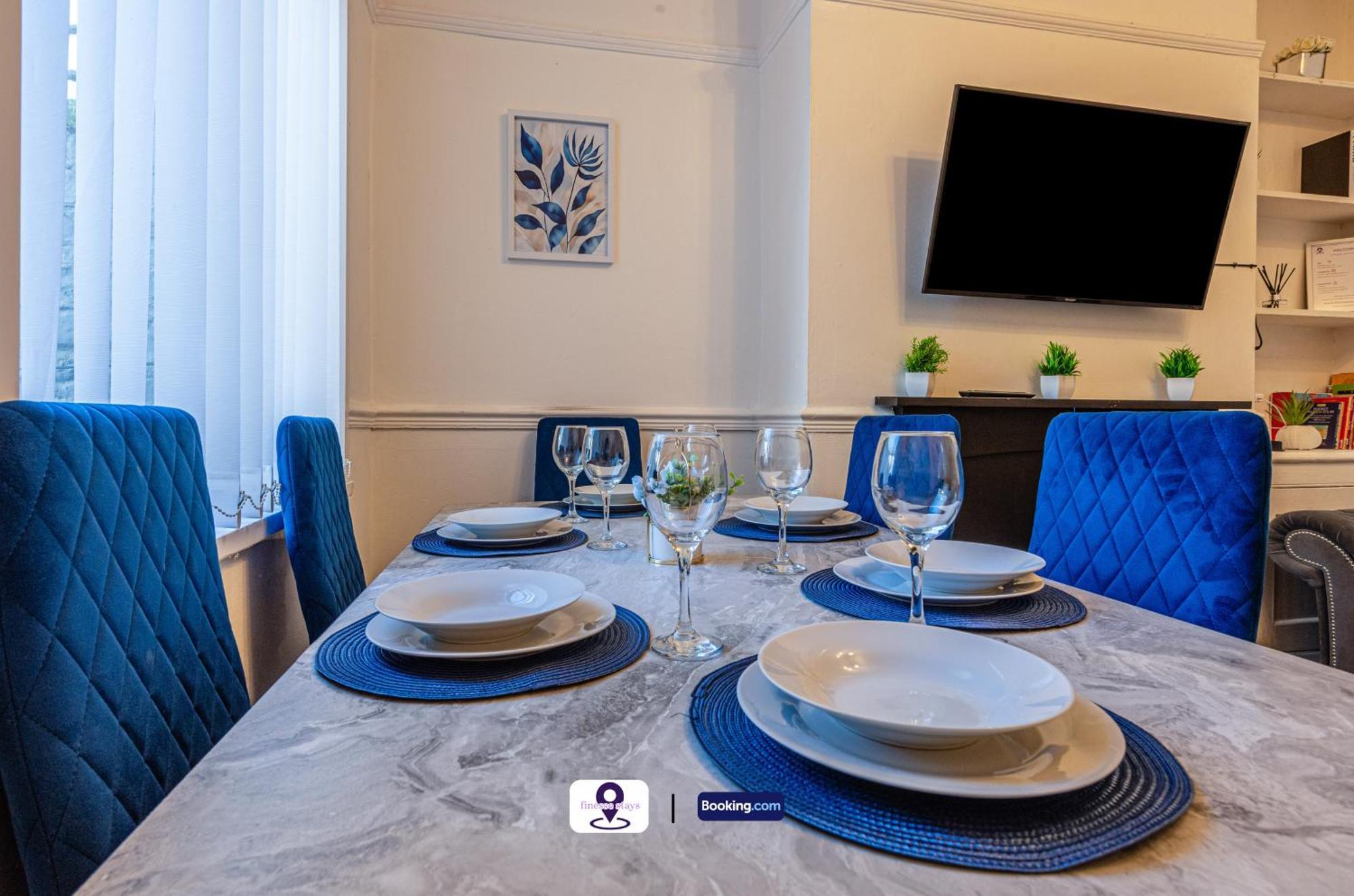 Holiday home Last-minute Specials L Premium Offers L 4bdr House By Finesse Short Lets & Serviced With Free Wifi *