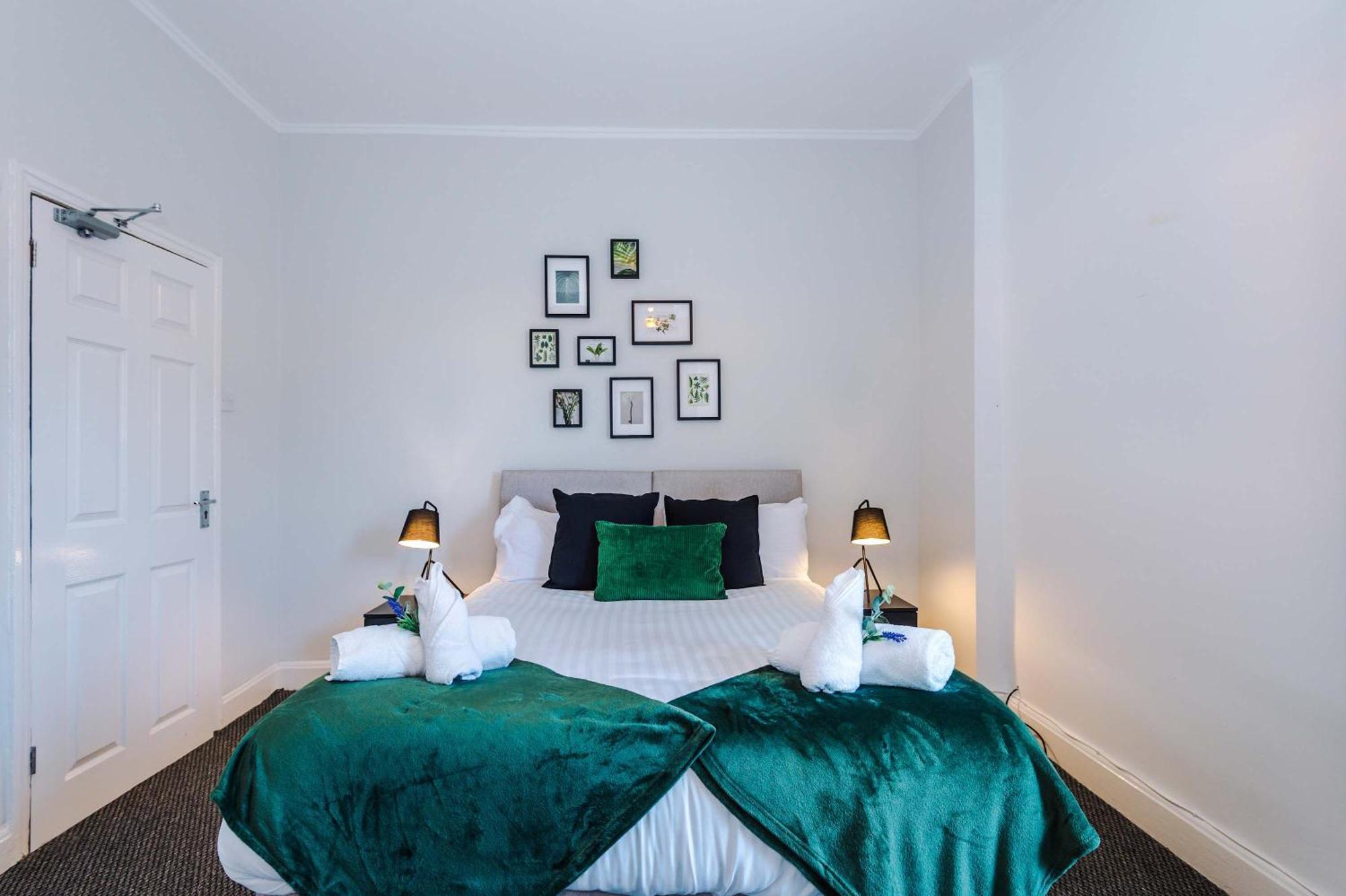 Holiday home Great 3-bed By 53 Degrees Property, Great For Groups & Business!