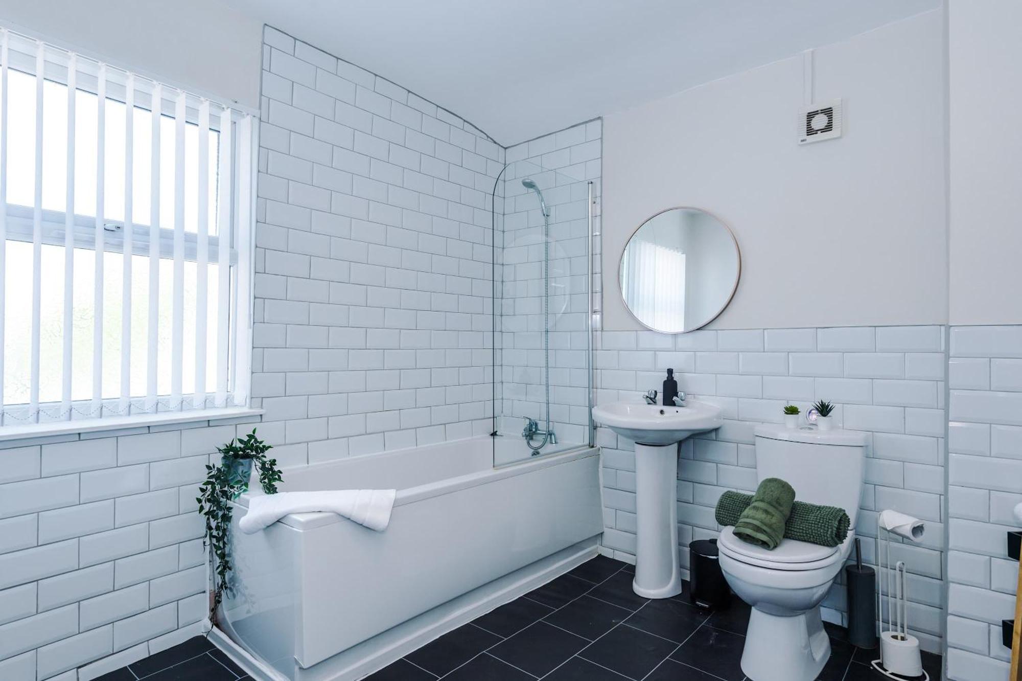Great 3-bed By 53 Degrees Property, Great For Groups & Business! Holiday home Liverpool