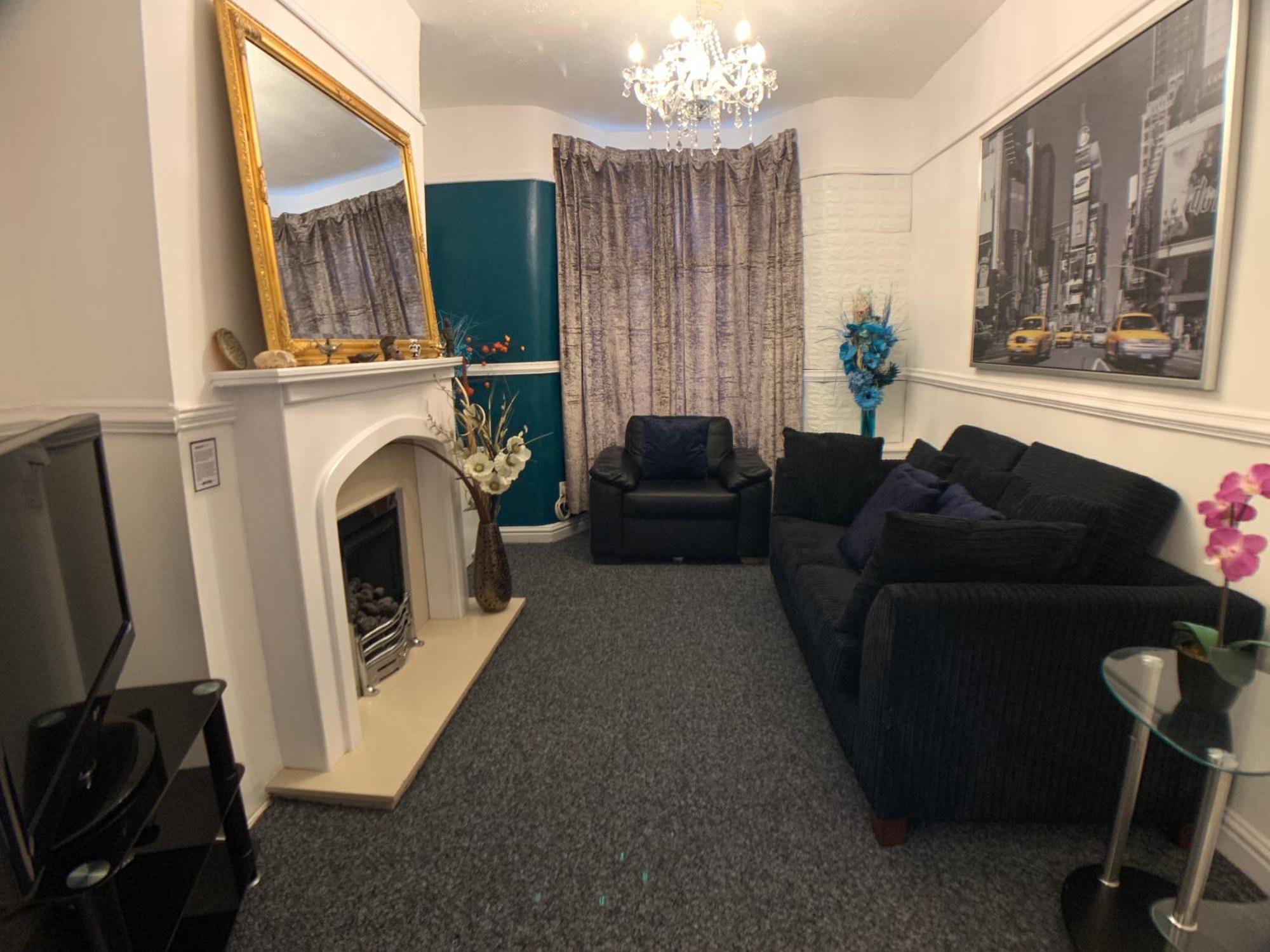 Whole Cosy House With Parking Liverpool
