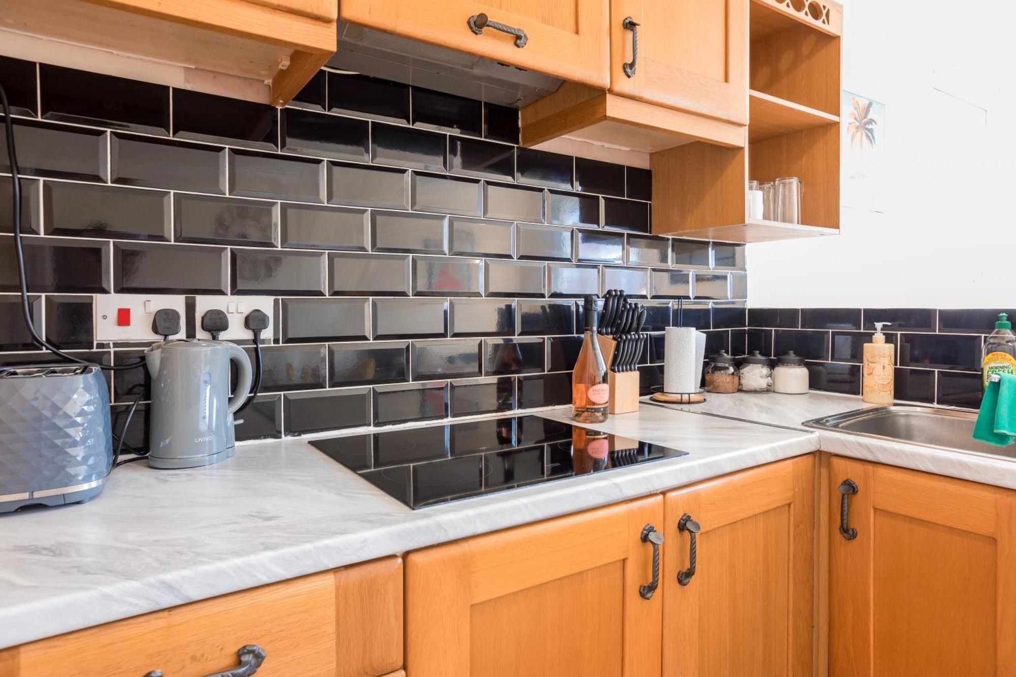 4 Bed, 2 Bath House, Long Term Savings, Contractors, Big Groups, Free Parking!