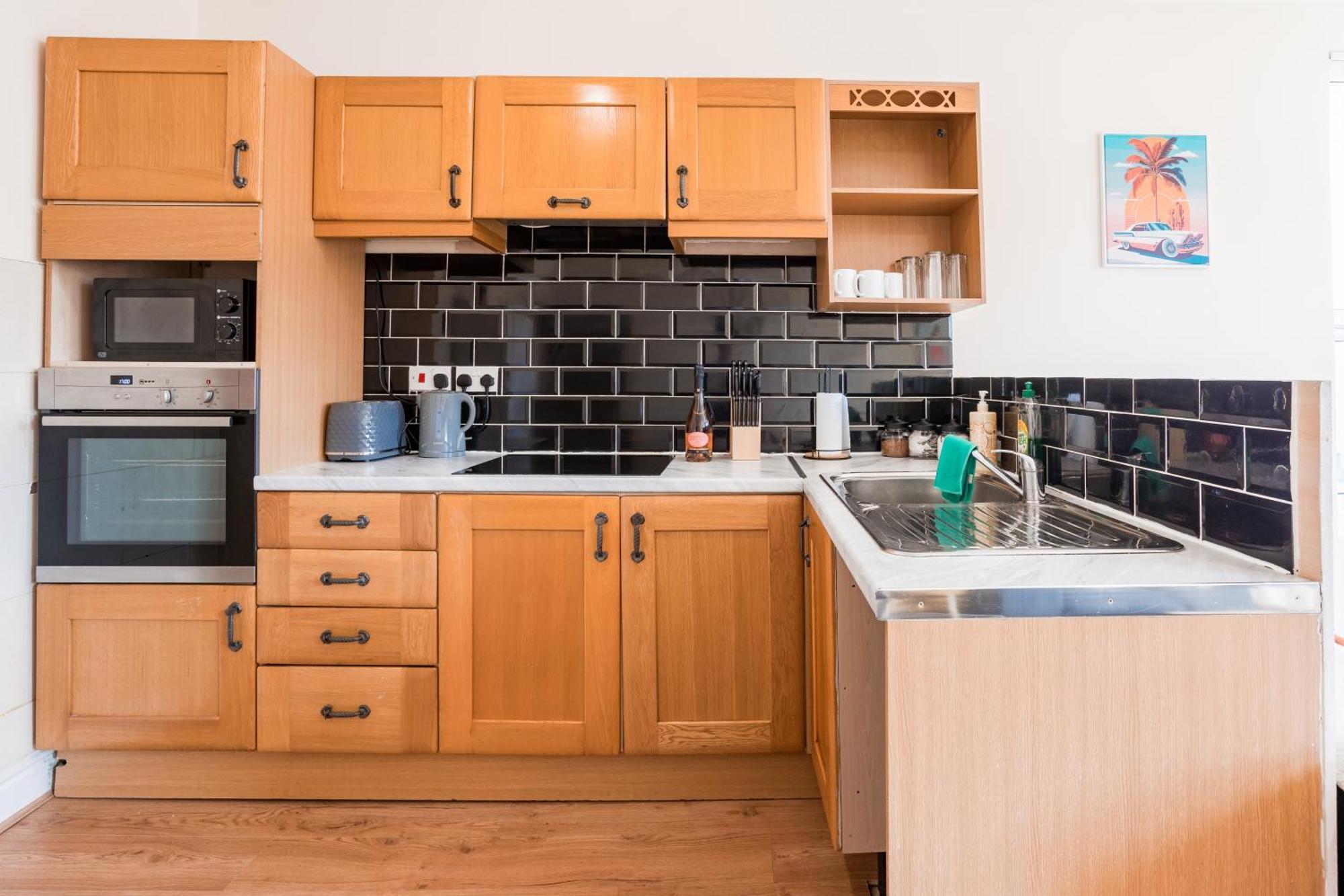4 Bed, 2 Bath House, Long Term Savings, Contractors, Big Groups, Free Parking! Holiday home