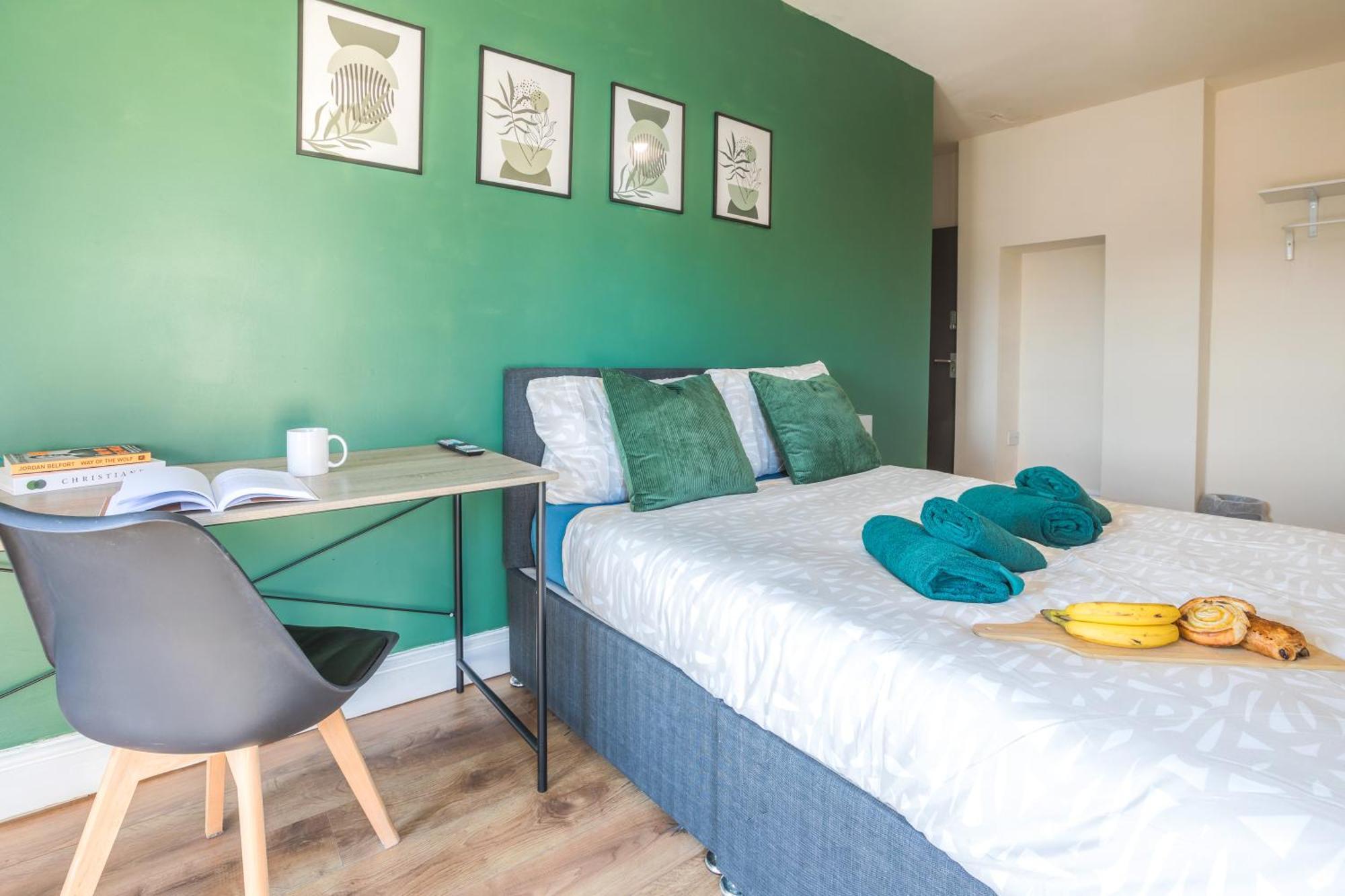 Holiday home 4 Bed, 2 Bath House, Long Term Savings, Contractors, Big Groups, Free Parking! *