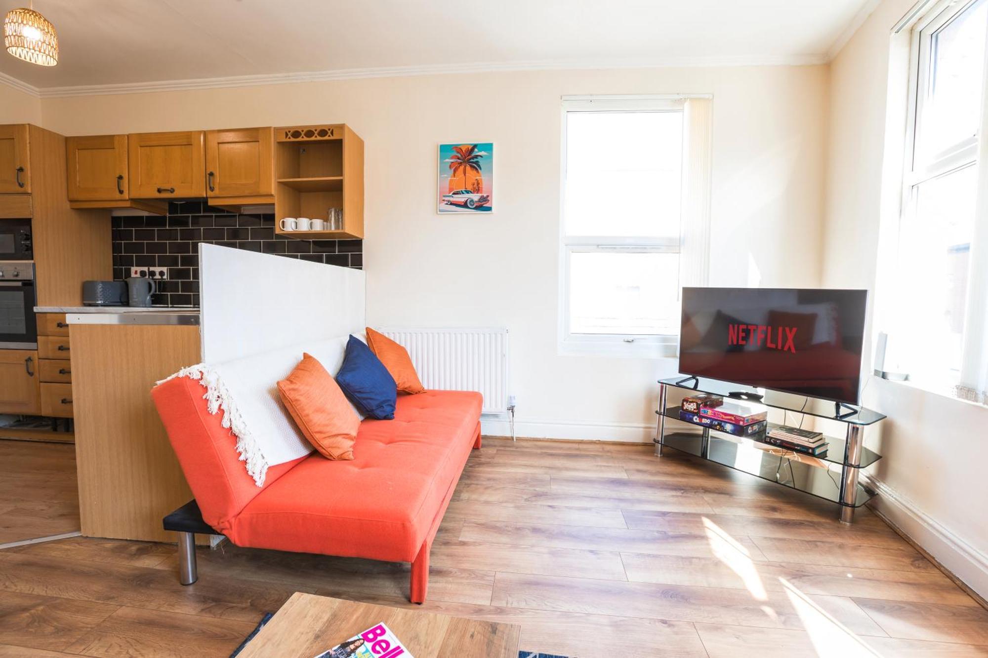 4 Bed, 2 Bath House, Long Term Savings, Contractors, Big Groups, Free Parking! Holiday home
