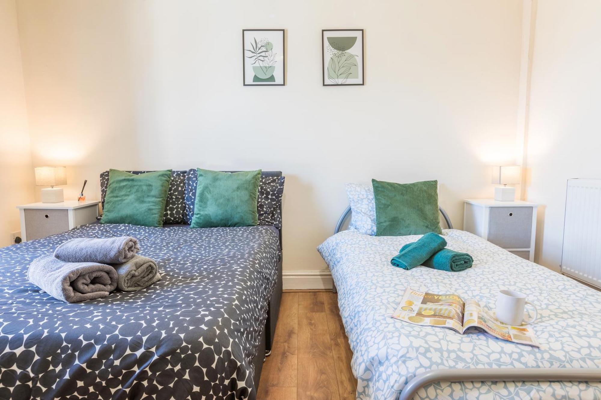 4 Bed, 2 Bath House, Long Term Savings, Contractors, Big Groups, Free Parking! Holiday home