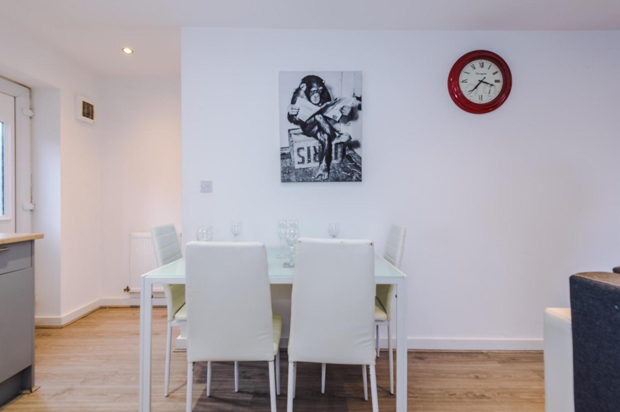3 Bed-sleeps 5-garden-parking Holiday home *