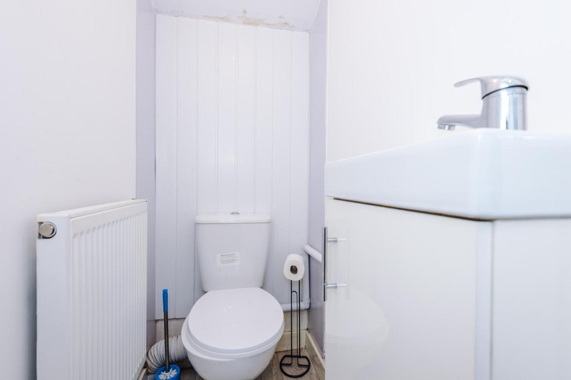 Holiday home 3 Bed-sleeps 5-garden-parking Liverpool