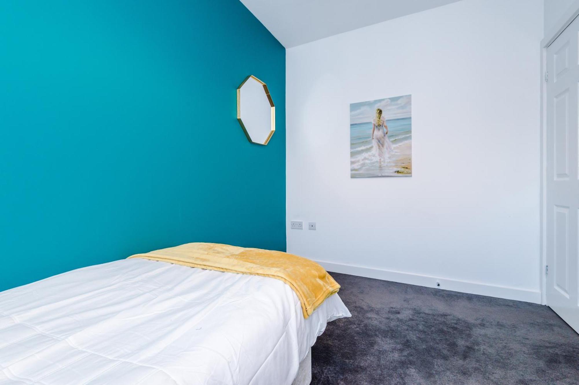 3 Bed-sleeps 5-garden-parking Holiday home Liverpool