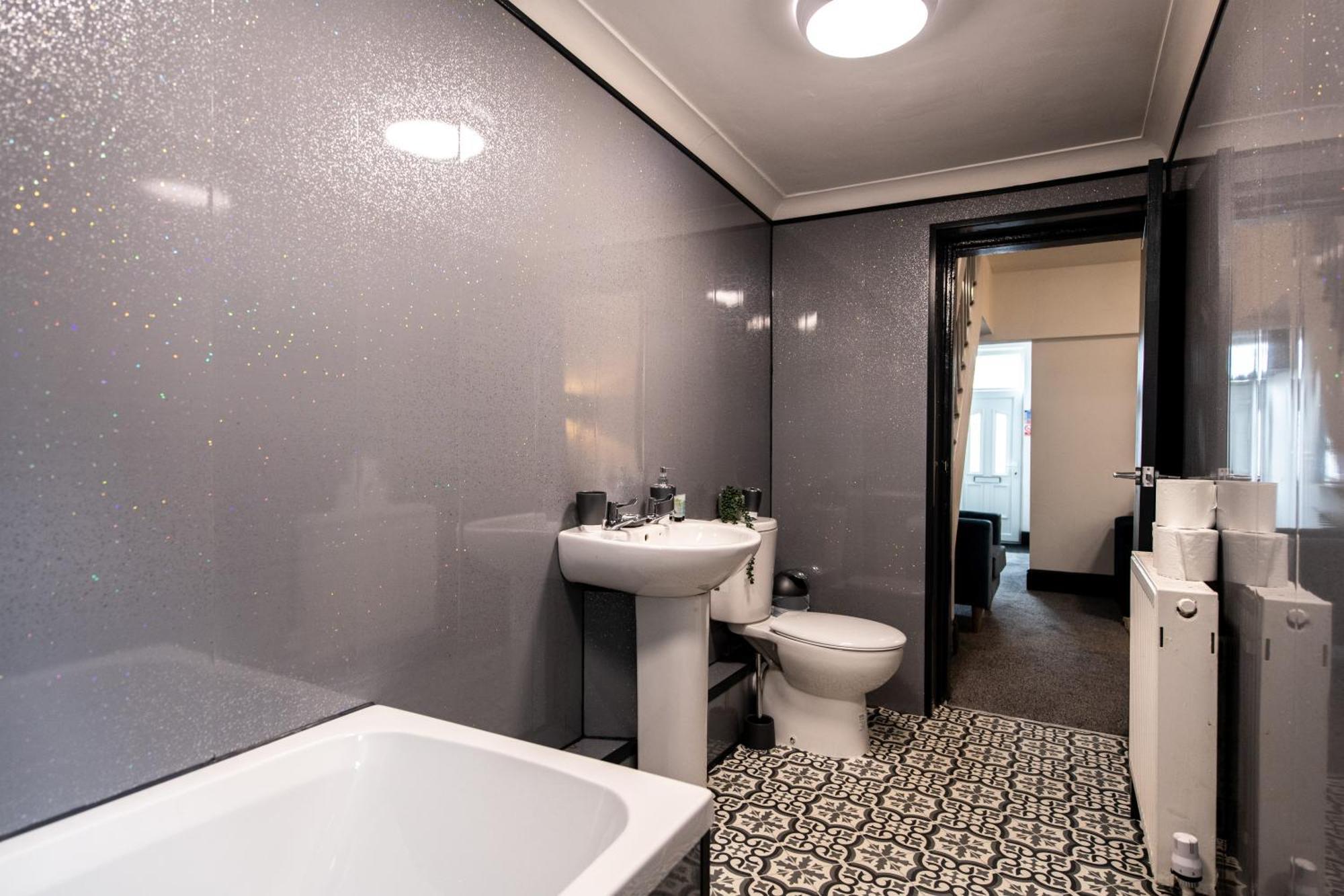 Holiday home 3 Bedroom Just Steps From Goodison Park & Anfield Liverpool