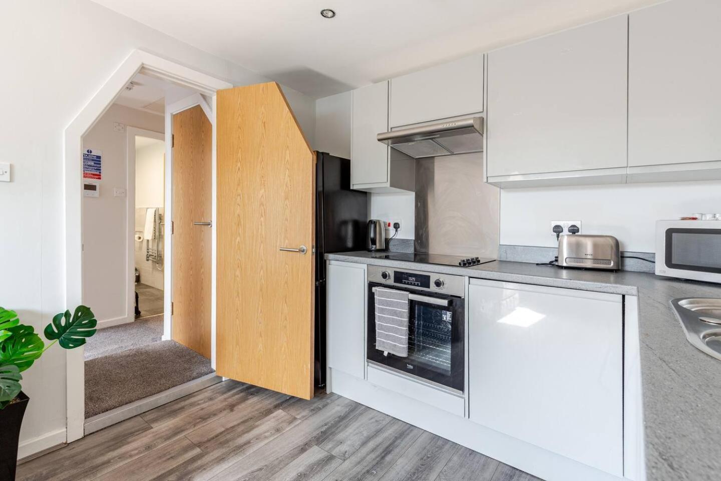 Modern Getaway - Stylish 1-bed Ideal For Business & Leisure *