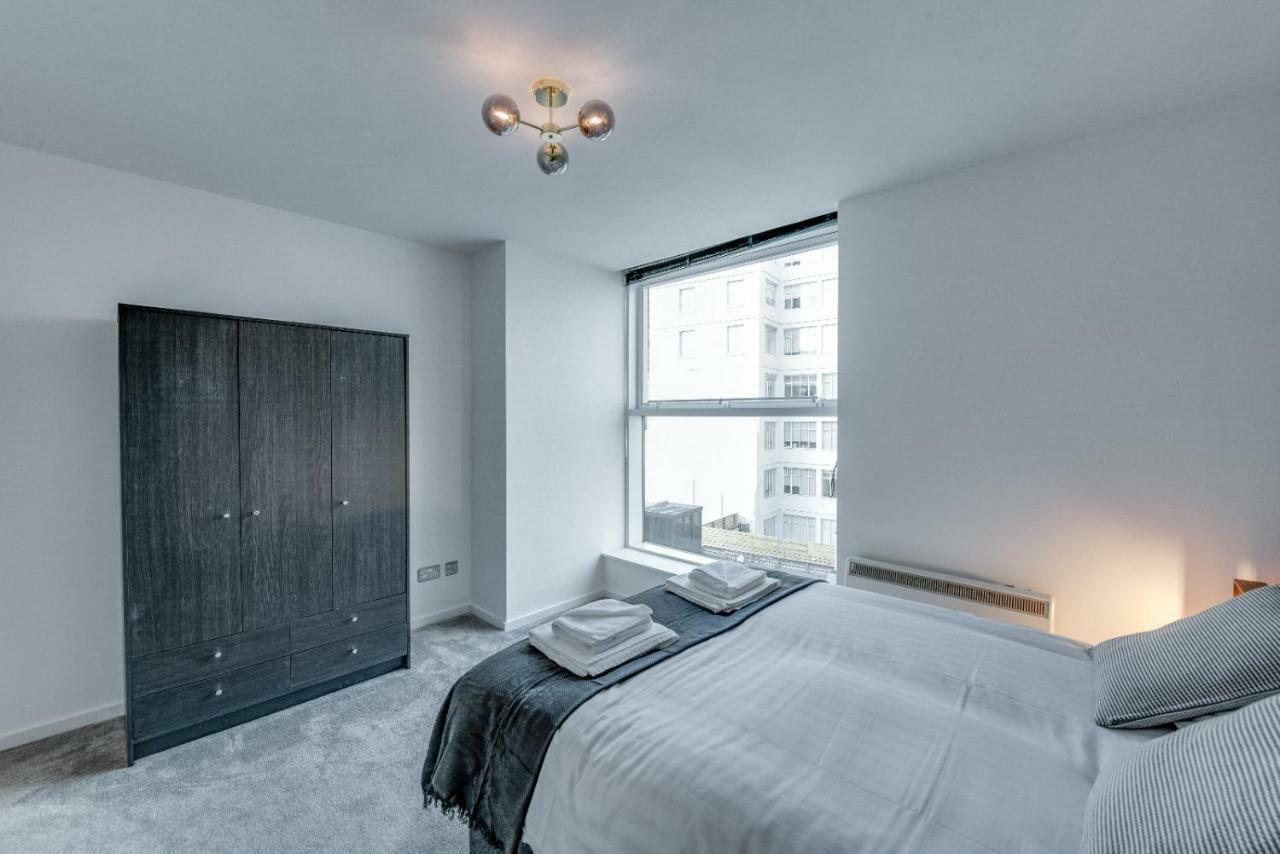 Super Prime Centre Modern 3 Bed Apartment *