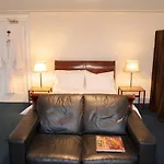 Square Tree House Hotel