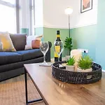 Air Host And Stay - Walton Breck House 3 Bedroom 2 Bathroom Sleeps 6