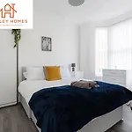 Newly Renovated 4Bed - Free Parking - City Links By Hinkley Homes Short Lets & Serviced Accommodation