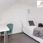 Modern Townhouse - Free Gated Parking - City Centre - 5 ! By Hinkley Homes Short Lets & Serviced Accommodation
