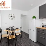 Newly Renovated 4Bed - Free Parking - City Links By Hinkley Homes Short Lets & Serviced Accommodation