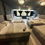 Unique City Centre Dj Apartment - Sleeps 20