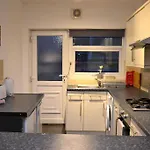 Cozy Home Near City, Sleeps 5, Free Parking, Wifi