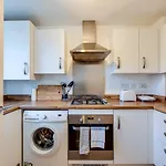 Perfect For Contractors And Long Term Stays - Private Parking For A Large Van, Split Into Single Beds And More