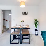 Perfect For Contractors And Long Term Stays - Private Parking For A Large Van, Split Into Single Beds And More