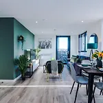 New! Stunning 2-Bed Apartment In Liverpool By 53 Degrees Property - Amazing Location, Ideal For Small Groups - Sleeps 4!