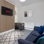 Newcombe House - Air Host & Stay - Free Parking