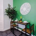 Charming Apartments - Rocky Ln Chambers Flat 1