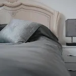 Large Central Apartment - Free Nearby Parking