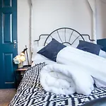 Liverpool City Grandeur By Sheryl - Close To City Center, Anfield Stadium And Airport With Free Business Super Fast Fibre Broadband