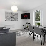 Orange Rentals- Apartment Close To Anfield- Sleeps 6 Guests- Free Parking!