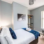 Homey 4 Bedroom/ 4 Bathroom House + Parking