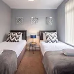 Homey 4 Bedroom/ 4 Bathroom House + Parking