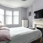 5 Bedroom House, Free Parking, Near Football, Sleeps 8
