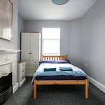 5 Bedroom House, Free Parking, Near Football, Sleeps 8