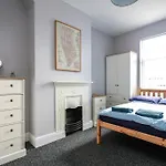 5 Bedroom House, Free Parking, Near Football, Sleeps 8