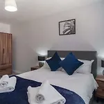 Contemporary 2 Bedroom Apartment In Liverpool
