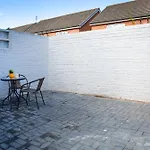 4 Bedrooms Spacious House With 2 Bathrooms Free Parking - Sleeps Up To 10 Guests