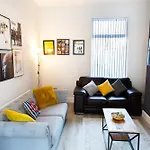 4 Bedrooms Spacious House With 2 Bathrooms Free Parking - Sleeps Up To 10 Guests