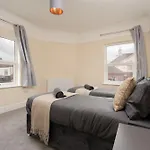 Large Cosy House - Free On Street Parking