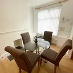 Cute 2 Bedroom Townhouse With Free Street Parking 80 Pound Deposit Returned Next Day Before 1Pm If No Damages